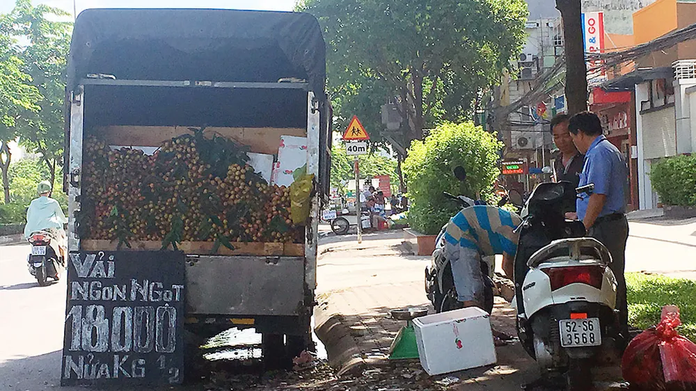 Trái vải được bán buôn trên đường Điện Biên Phủ, TPHCM             Ảnh:  AN NHIÊN 