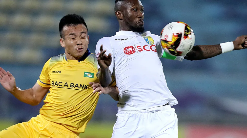 Hoàng Vũ Samson (phải) đang có phong độ ghi bàn khá ổn định trên hàng công của Hà Nội.