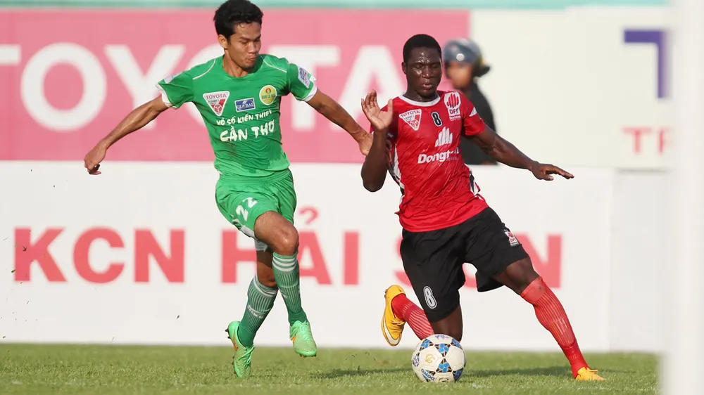  Năm 2015, ĐTLA không phát hiện cầu thủ Souleymane (phải) bệnh tim và vẫn ra sân nhưng năm 2016 chuyển nhượng cho Đà Nẵng thì CLB kết luận cầu thủ này bị bệnh tim.