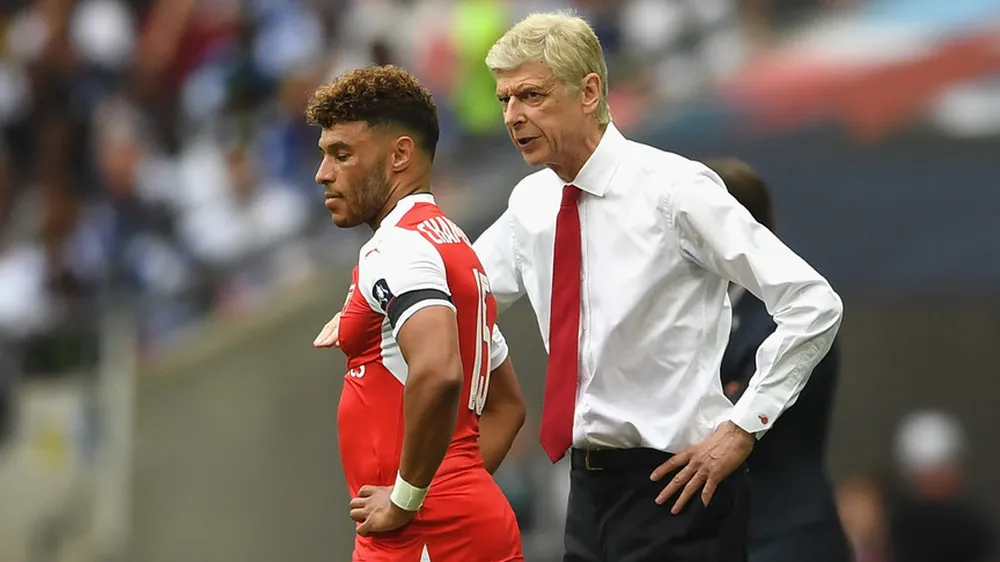 Arsene Wenger đang nỗ lực thuyết phục Alex Oxlade-Chamberlain ở lại.