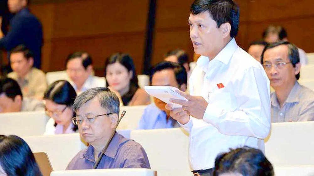 ĐB Phạm Phú Quốc (TPHCM) phát biểu về xử lý nợ xấu   Ảnh: LÃ ANH