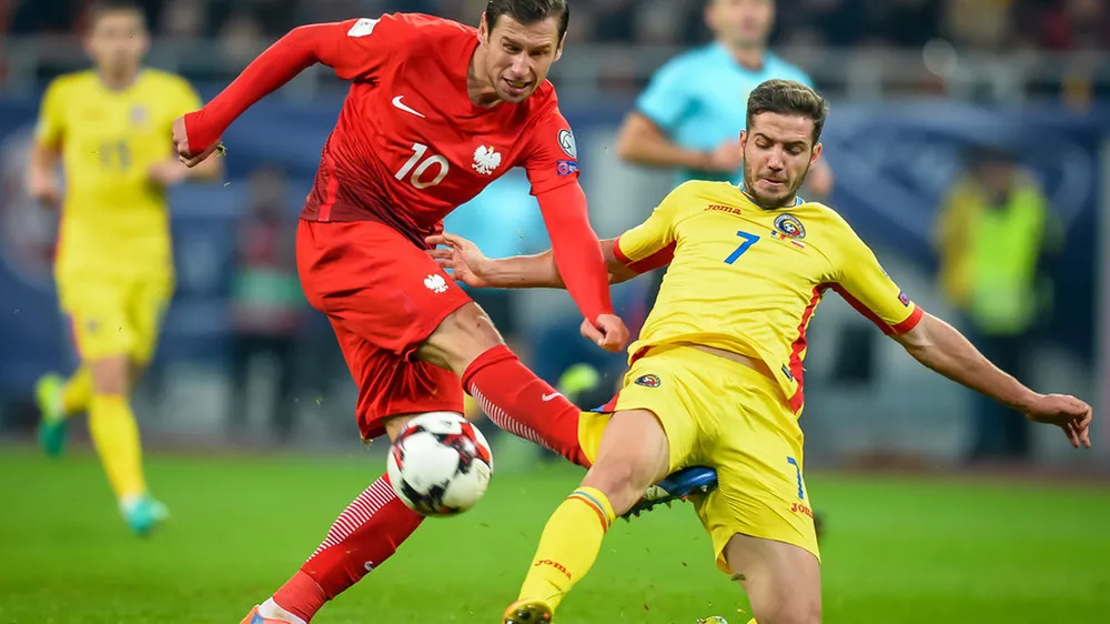 Ba Lan (trái) đang muốn nới rộng khoảng cách lên các đối thủ bám đuổi.