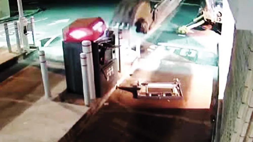 Dùng máy xúc cướp ATM