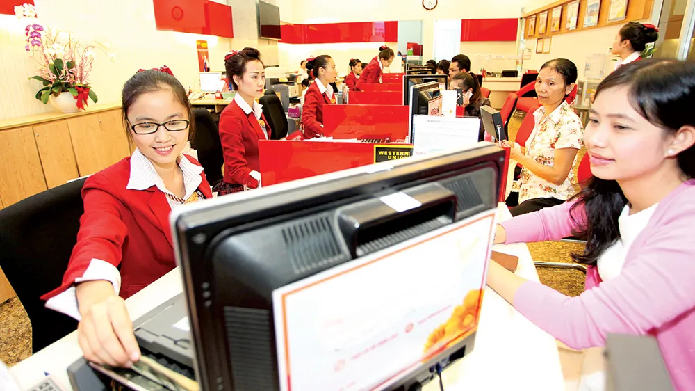 Giao dịch tại một chi nhánh Ngân hàng TMCP Phát triển TPHCM                           Ảnh: Huy Anh         