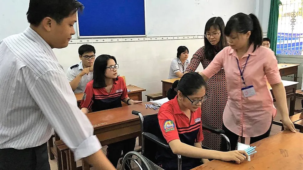 Thí sinh bắt đầu thi môn đầu tiên kỳ thi THPT quốc gia năm 2017 ảnh 5