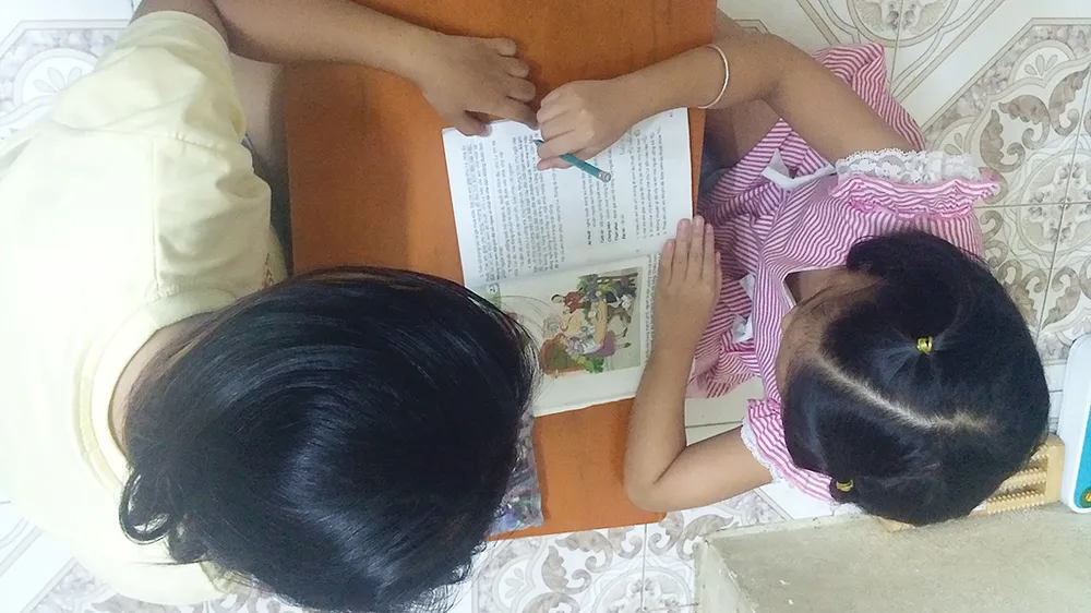 Làm gia sư cho học sinh cấp 1        Ảnh: THANH TIỀN 