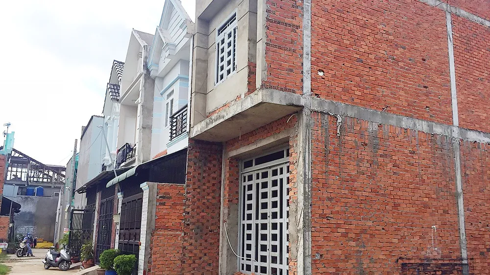 Những căn nhà phân lô bán nền ở ấp 3 xã Vĩnh Lộc B  không hệ thống thoát nước, không có nước sạch