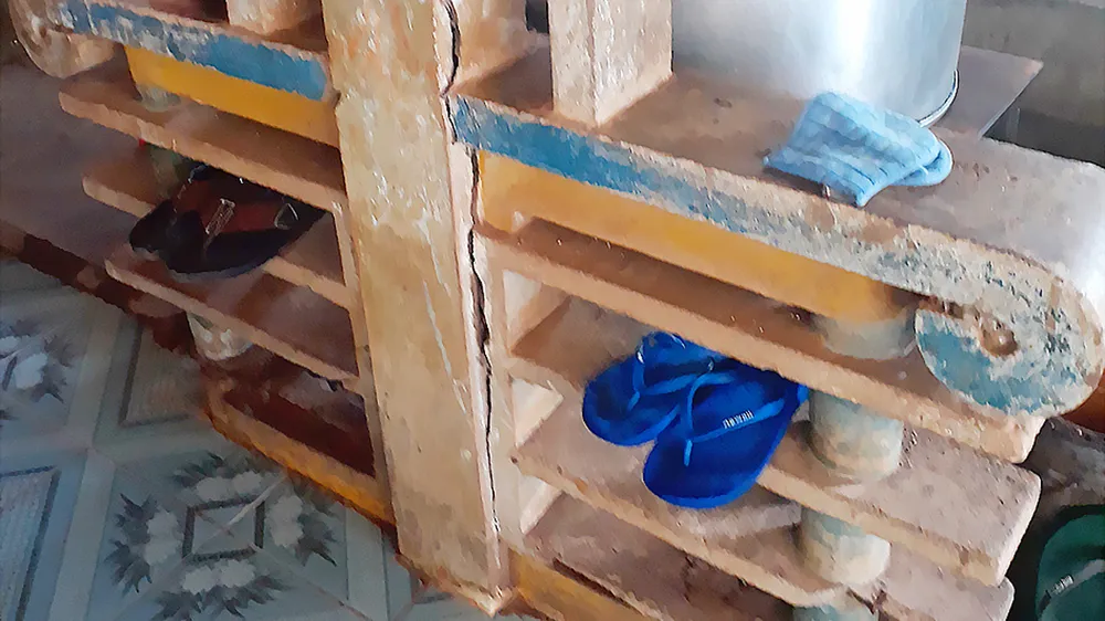 Đóng cọc xây cầu gây hư hại nhà dân