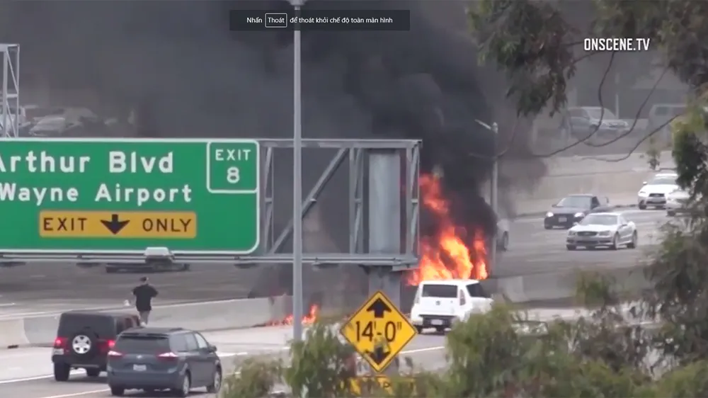 Máy bay lao xuống đường cao tốc ở Mỹ  ảnh 3