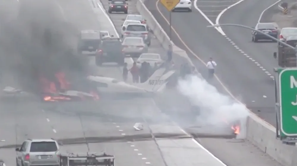 Máy bay lao xuống đường cao tốc ở Mỹ  ảnh 2