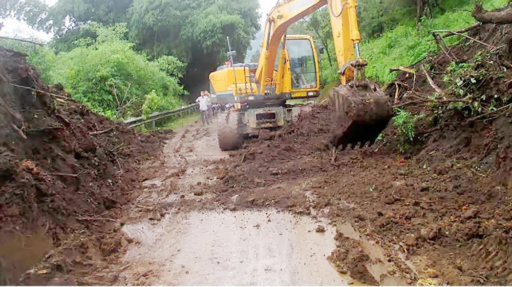 Sạt lở hơn 2.000m3 đất, đá trên đèo Hoàng Liên Sơn 