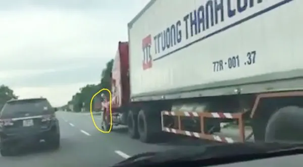 Xử lý nghiêm hành vi chống người thi hành công vụ ảnh 1