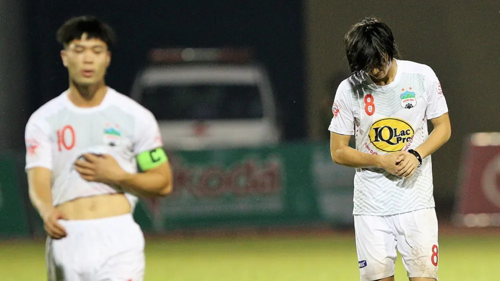 Nỗi thất vọng của đội trưởng Công Phượng và Tuấn Anh khi thua đậm trước Thanh Hóa. Ảnh: T.L