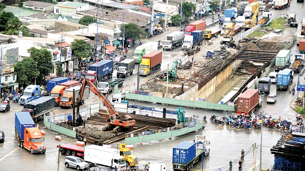 Xe container từ cảng đi vào nút giao thông Mỹ Thủy (quận 2, TPHCM)   Ảnh: CAO THĂNG 