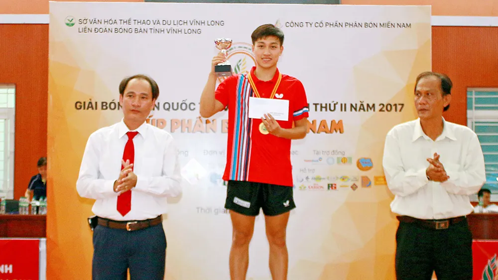 Ban tổ chức trao giải thưởng đơn nam hạng A.