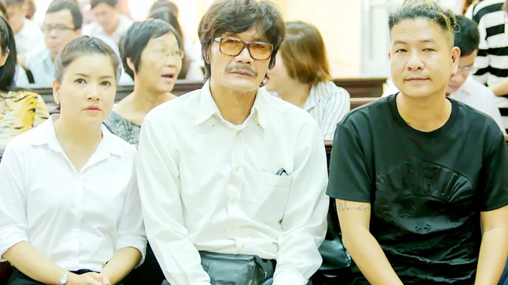 Diễn viên Ngọc Trinh và các đồng nghiệp tại phiên tòa      Ảnh: NGUYỄN THÀNH