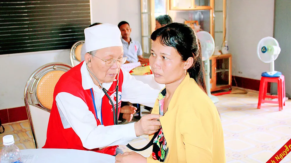 Bác sĩ CCB quân y khám bệnh cho đối tượng chính sách              					                   Ảnh: KHA ĐIỀN