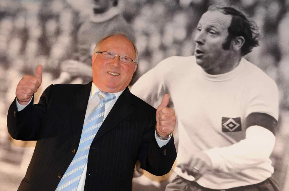 Uwe Seeler hạnh phúc bên hình ảnh thời trẻ của mình.