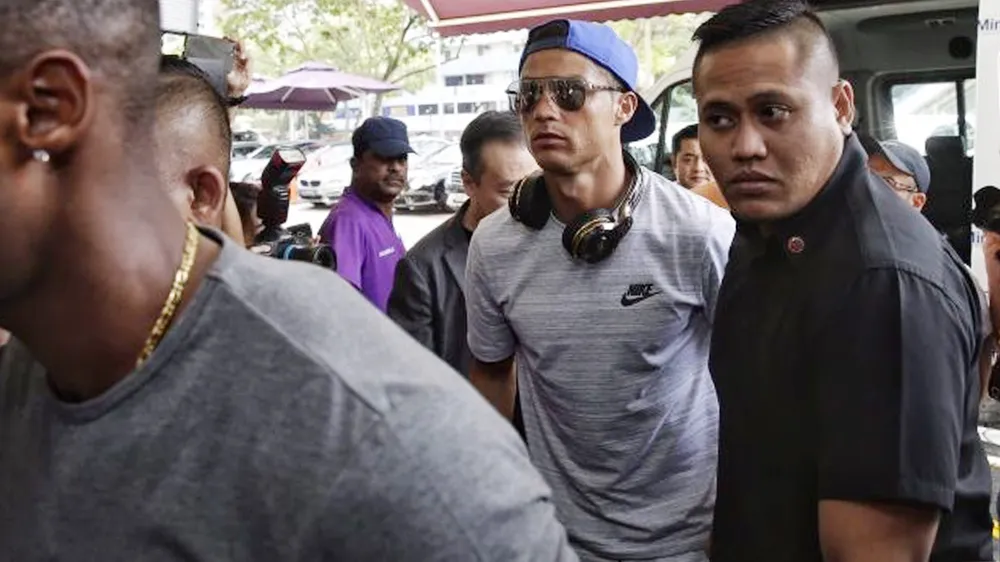 Cristiano Ronaldo được săn đón tại sân bay. 