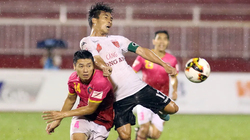 Giải đấu quốc nội của Việt Nam qua bao năm vẫn chưa thật sự chuyên nghiệp. Ảnh: Dũng Phương