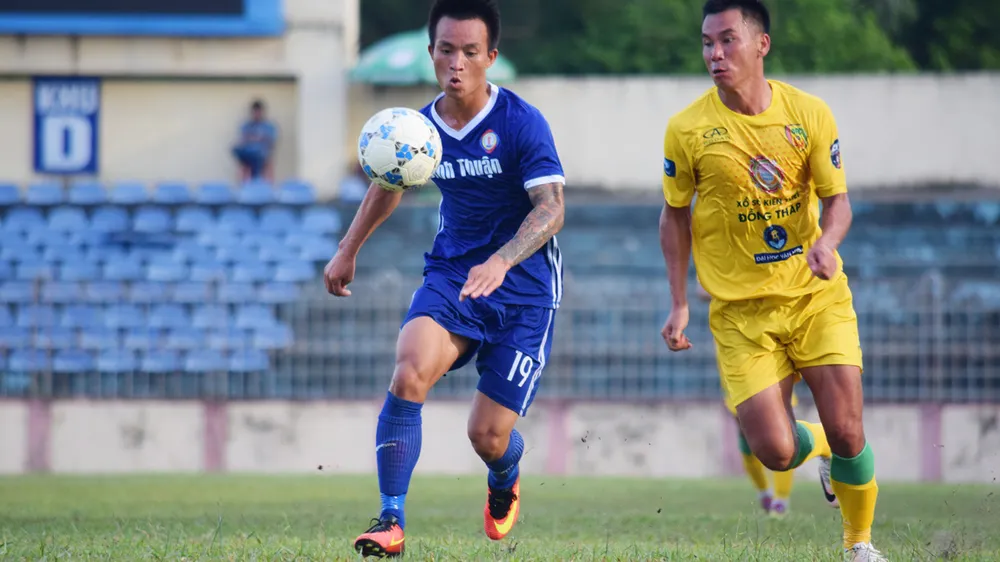 Đồng Tháp (phải) có trận thắng khiến CLB Bình Thuận không phục. Ảnh: viết định