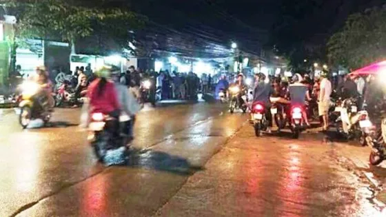 Đông đảo người hiếu kỳ vây quanh hiện trường vụ án