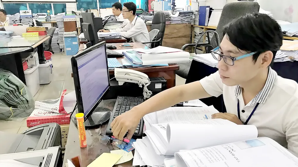 Anh Nguyễn Trường Sang (bìa phải)  đã có nhiều sáng kiến hữu ích