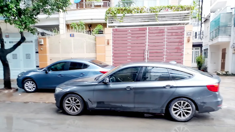 Xe đậu chắn trước nhà