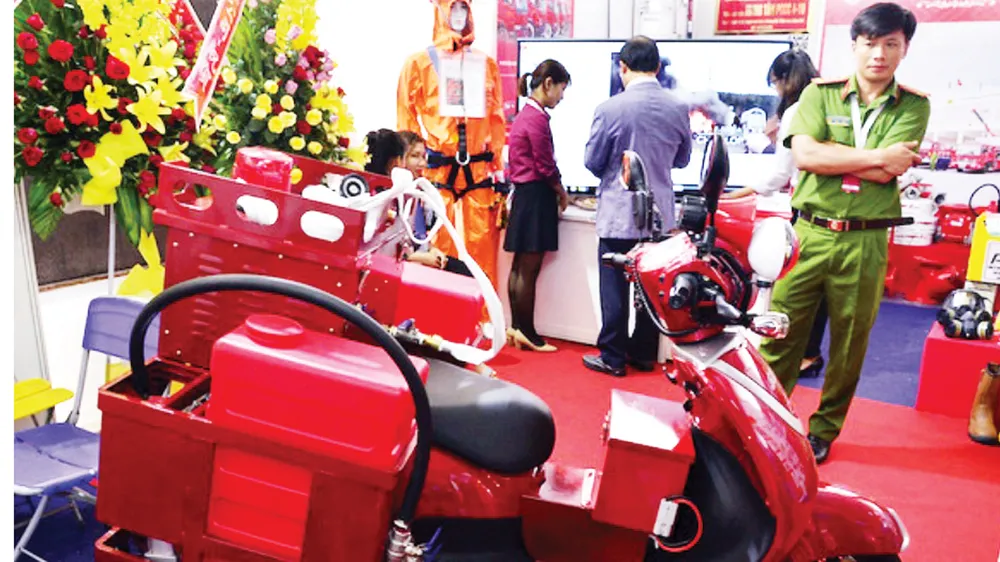 Xe chữa cháy mini để tiếp cận và chữa cháy trong các hẻm nhỏ