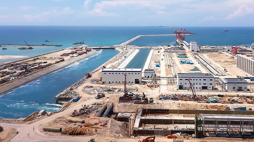 Toàn cảnh Nhà máy Nhiệt điện Vĩnh Tân 1 nhìn ra vũng quay tàu và khu bến chuyên dùng