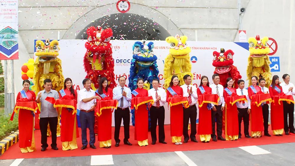 Cắt băng, thông xe toàn tuyến để đưa hầm đường bộ Đèo Cả vào vận hành