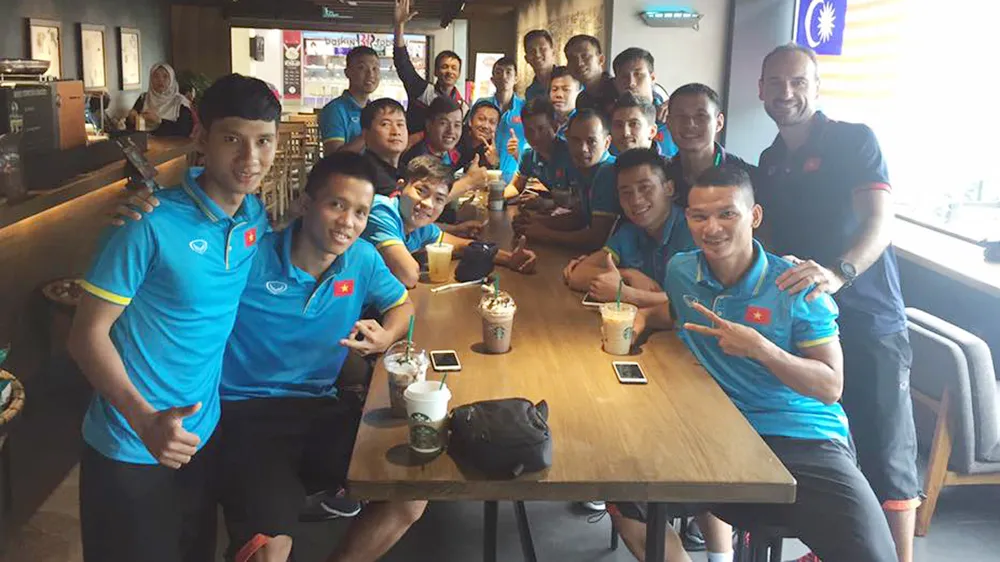 Các cầu thủ thư giãn trước trận quyết định gặp Indonesia. Ảnh: B.Quân