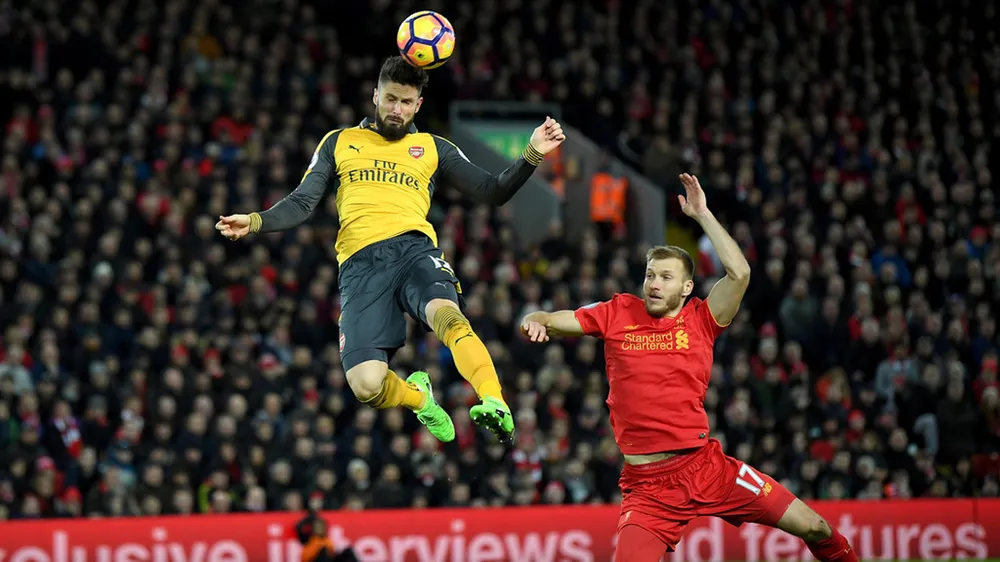 Liverpool (phải) và Arsenal là trận cầu tâm điểm vòng này.