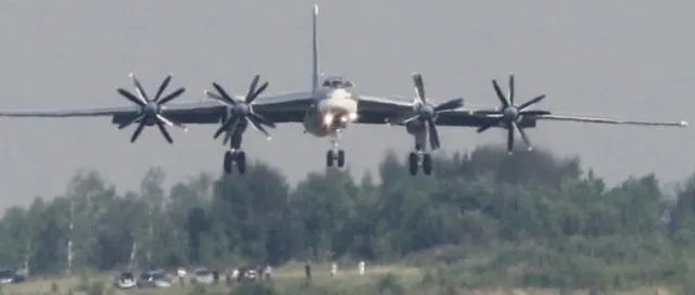 Máy bay ném bom chiến lược hạt nhân Tupolev Tu-95MS tại sân bay Yemelyanovo. Ảnh: REUTERS