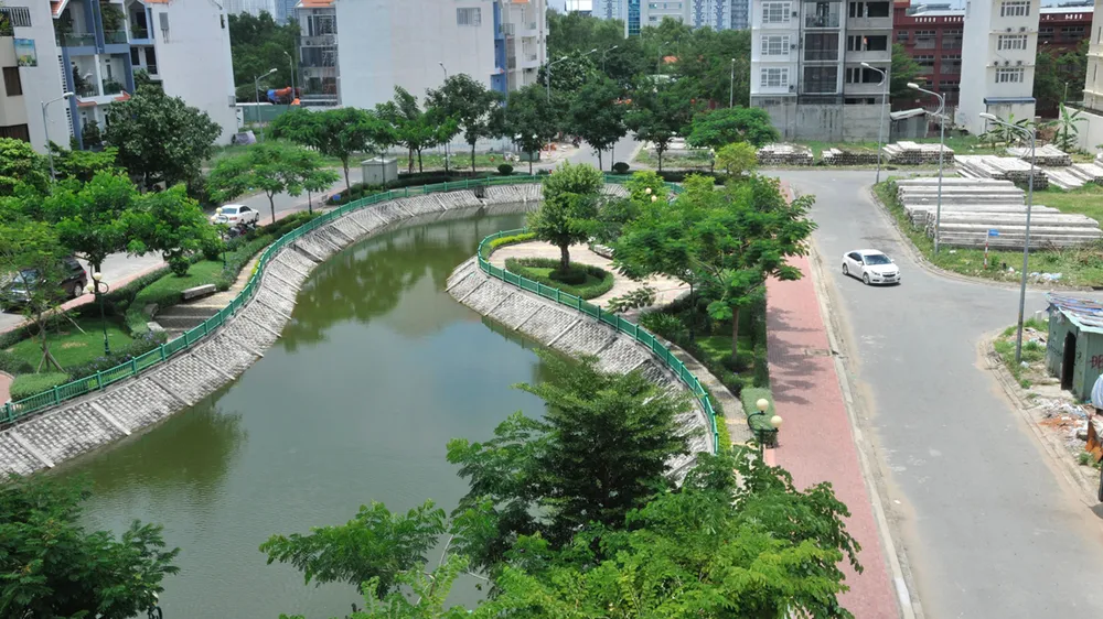 Hồ chứa nước mưa, tạo môi trường xanh trong một khu dân cư                                     ở quận 7 (TPHCM)                   Ảnh: CAO THĂNG