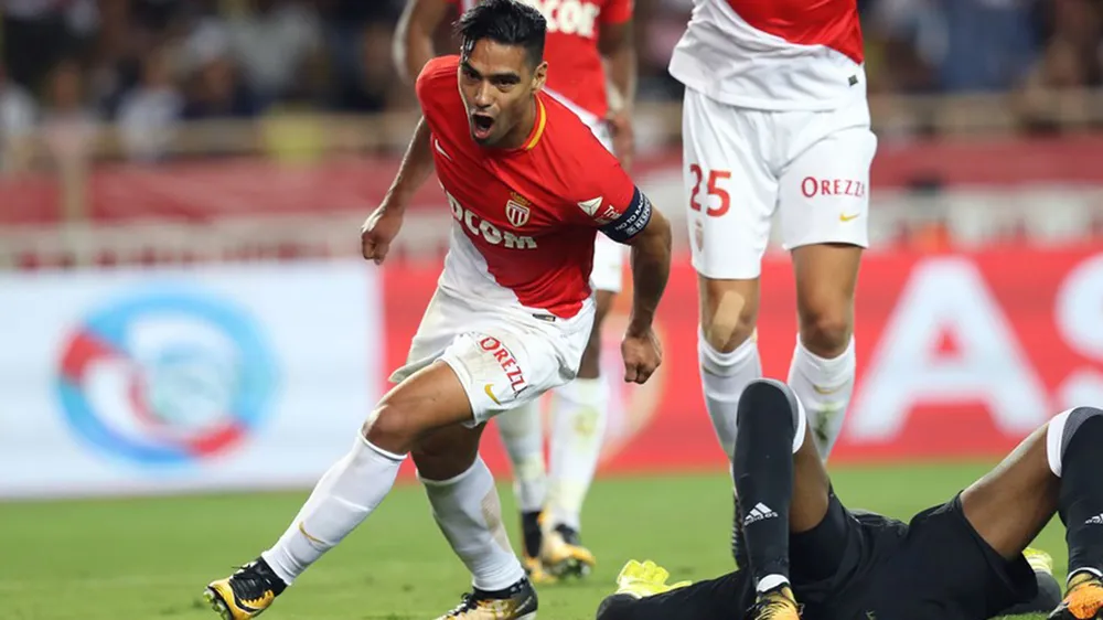 Monaco đang sống tốt với Falcao (trái).