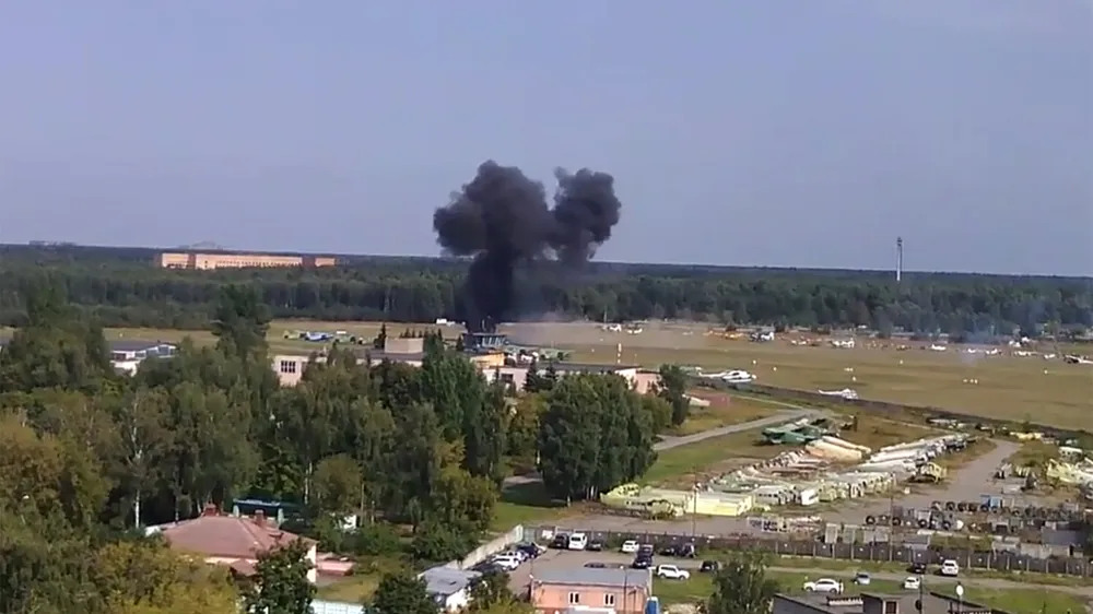 Rơi máy bay tại triển lãm hàng không Nga ảnh 1