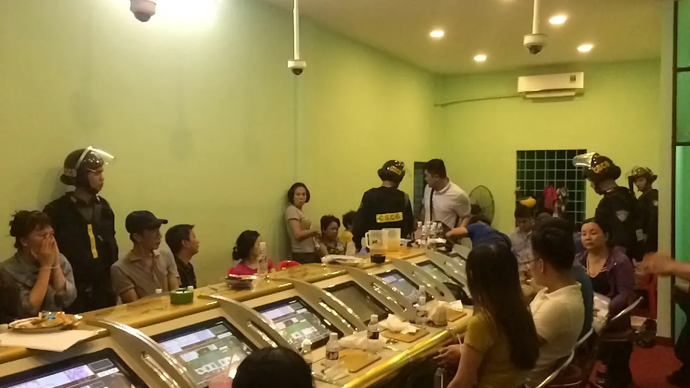 Trinh sát Bộ Công an tập kích tụ điểm cờ bạc khủng ở trung tâm TPHCM