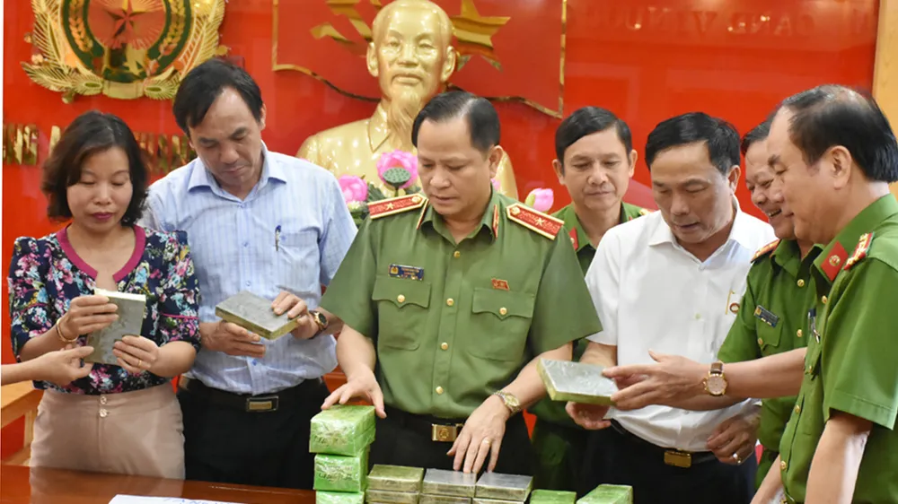 Tiến hành kiểm tra tang vật trong chuyên án