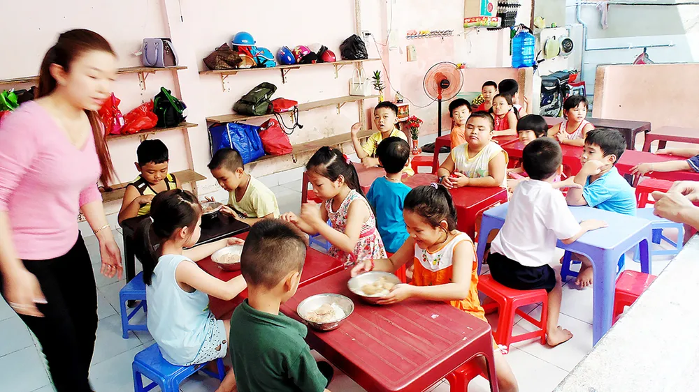 Học sinh được tổ chức ăn trưa tại một cơ sở bán trú tư nhân ở phường 16, quận Gò Vấp