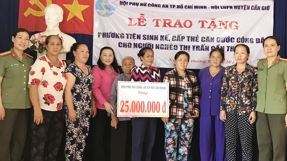 Hội Phụ nữ Công an TPHCM giúp người dân Cần Giờ làm căn cước miễn phí đồng thời tặng quà cho người dân có hoàn cảnh khó khăn ở đây