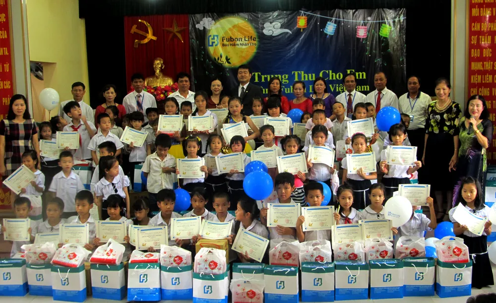 Đại diện công ty  Fubon Life Việt Nam trao quà cho các em có hoàn cảnh khó khăn