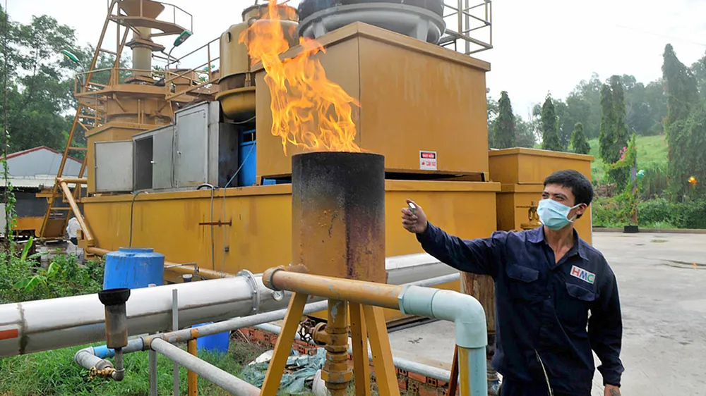 Chuyển hóa rác thải công nghiệp thành khí làm nguyên liệu chạy máy phát điện  tại bãi rác Gò Cát, TPHCM                                   Ảnh: CAO THĂNG