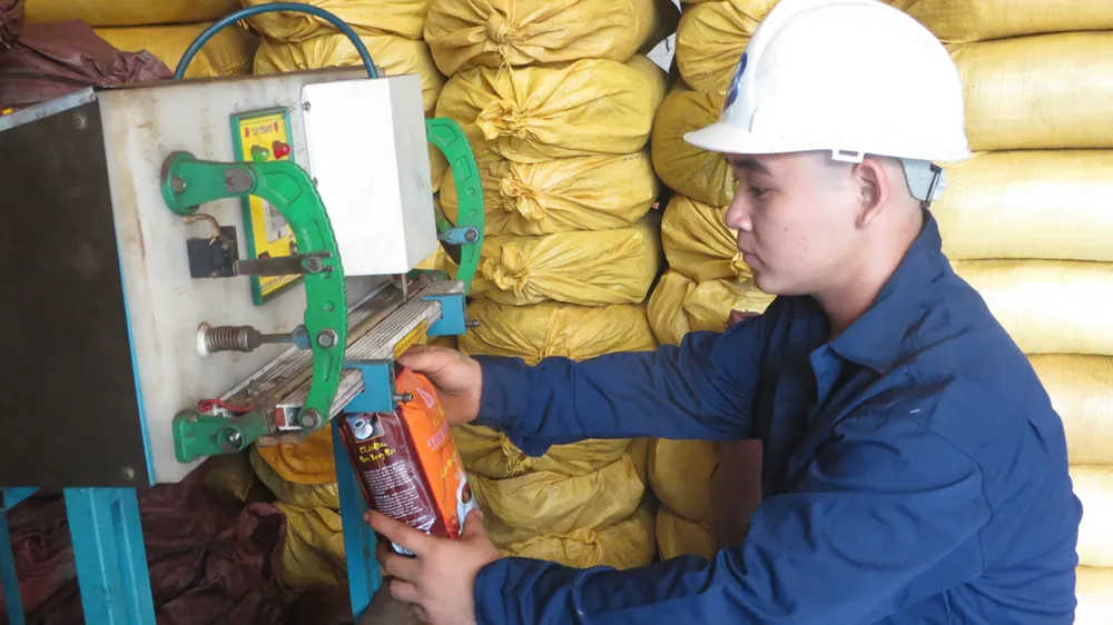 Đóng gói cà phê ở Công ty Trung Đức