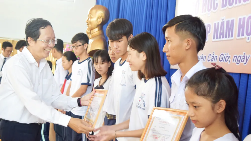 Đại diện Sở GD-ĐT trao học bổng cho học sinh Cần Giờ