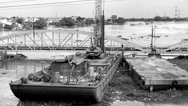 Công trình cầu sắt Bình Lợi được đầu tư theo hình thức BOT  đang tiến hành xây dựng 