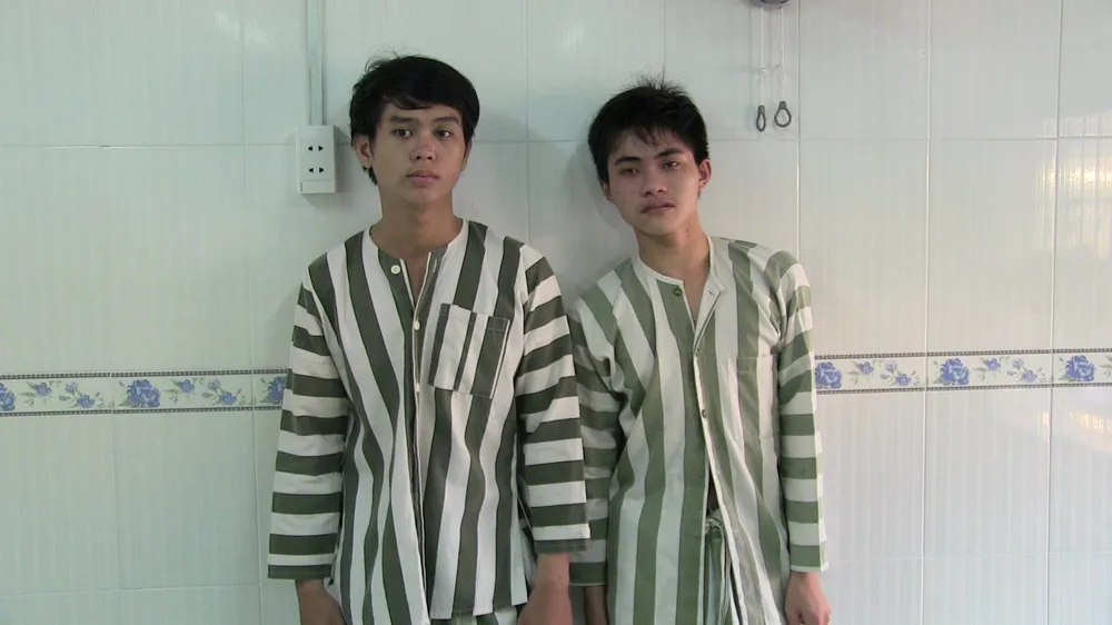  Đối tượng Khang và Nhân  (từ trái qua) tại cơ quan công an