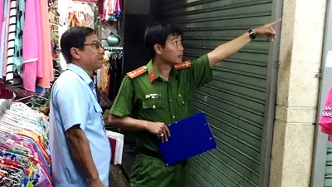 Cảnh sát PCCC TPHCM kiểm tra việc chấp hành các quy định PCCC  tại một chợ ở quận 5