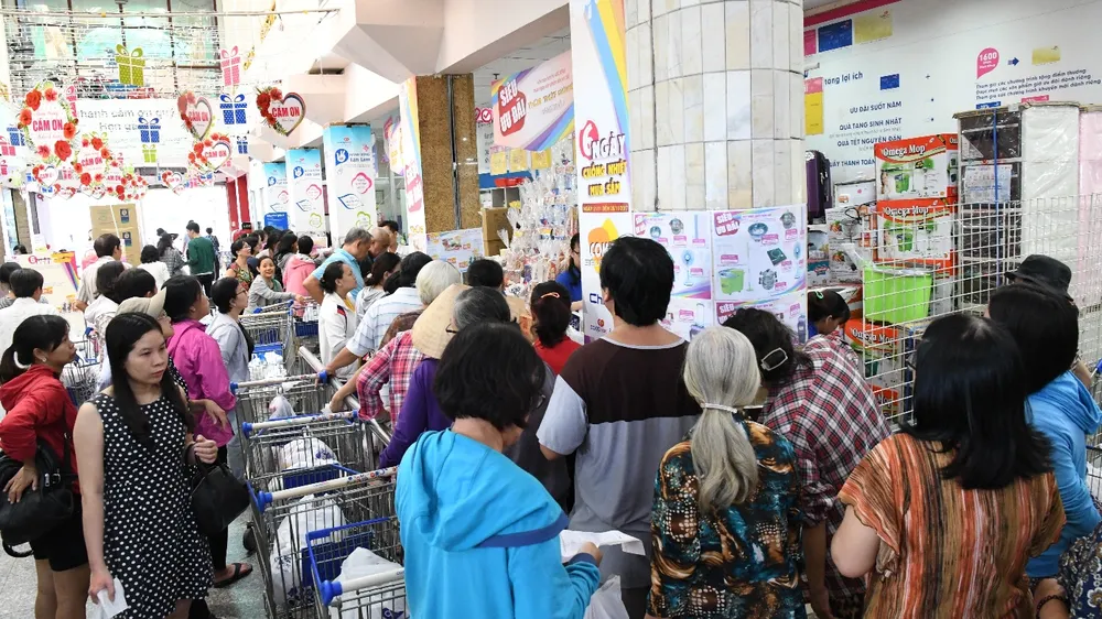 Khách hàng rầm rộ mua sắm siêu giảm giá kiểu Black Friday của Co.opmart ảnh 2