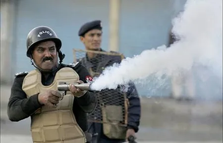 Cảnh sát chống bạo động bắn hơi cay giải tán một cuộc biểu tình ở Islamabad. Ảnh: DISPATCH NEWS DESK